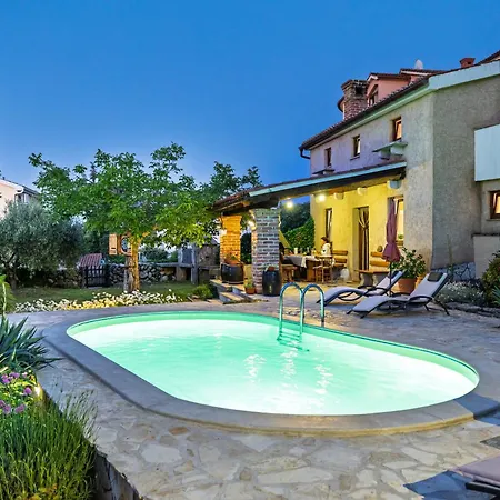 Villa Ivona With Pool *